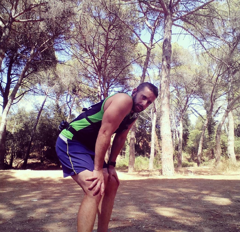 Nando descansando en el bosque tras correr