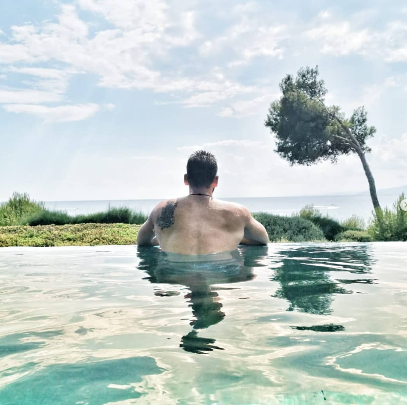 Nando en piscina infinity