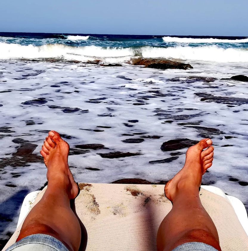 Pies relajados frente al mar